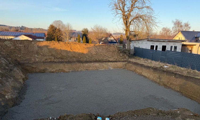 Die Baugrube wurde ausgehoben und der Untergrund für den Keller hergerichtet.