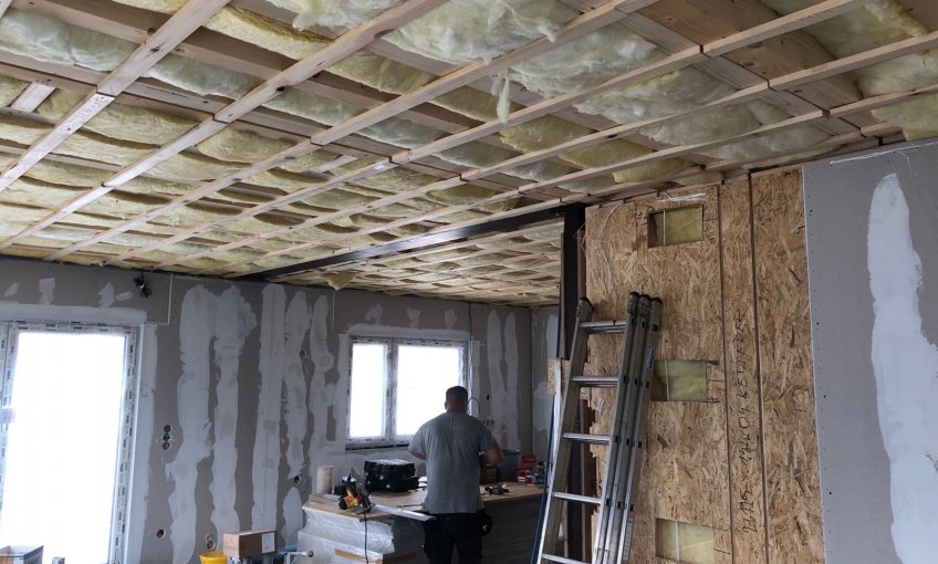 Der Innenausbau ist in vollem Gange. Zwischenzeitlich wurde auch schon die Dämmung eingebaut.