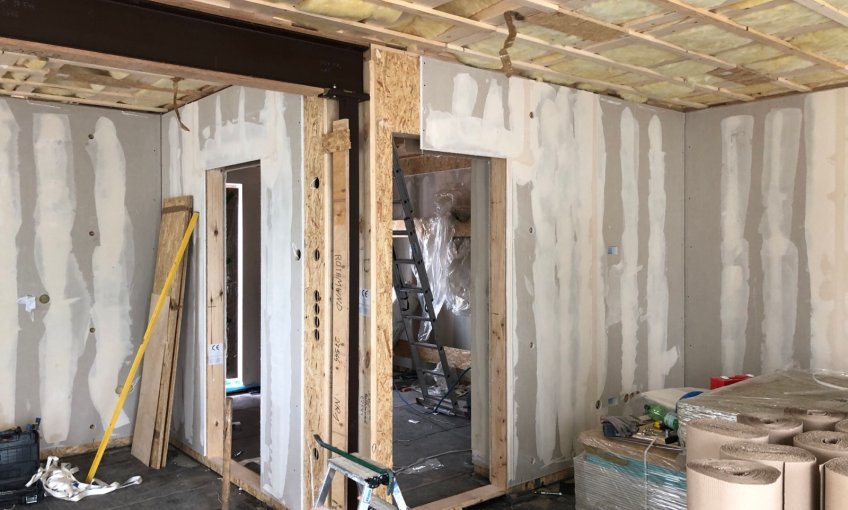 Der Innenausbau beginnt. Die Trennwände stehen und die Dämmung zwischen die Sparren ist fast fertig.