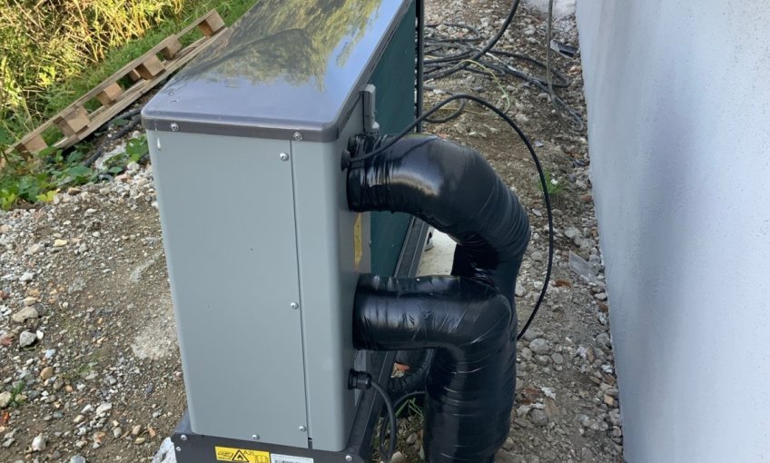 Die Luft-Wasser-Wärmepumpe wurde außen montiert.