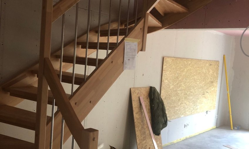 Die Holztreppe wurde montiert.