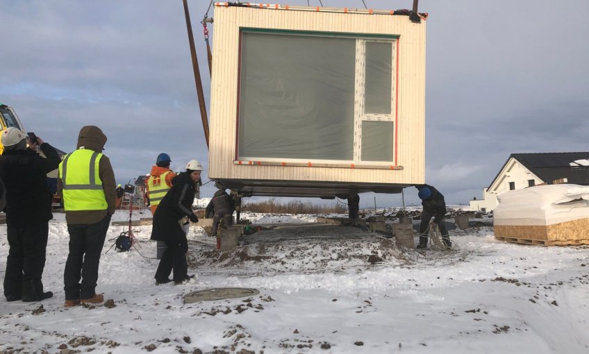 Jetzt muss das Haus genau auf das Fundament platziert werden.