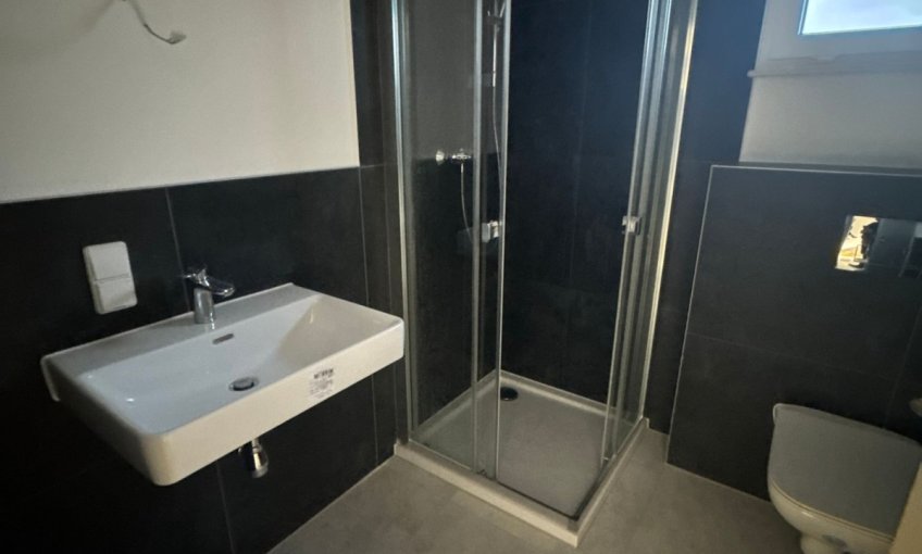 Die Sanitärobjekte im Gäste-WC wurden montiert.
