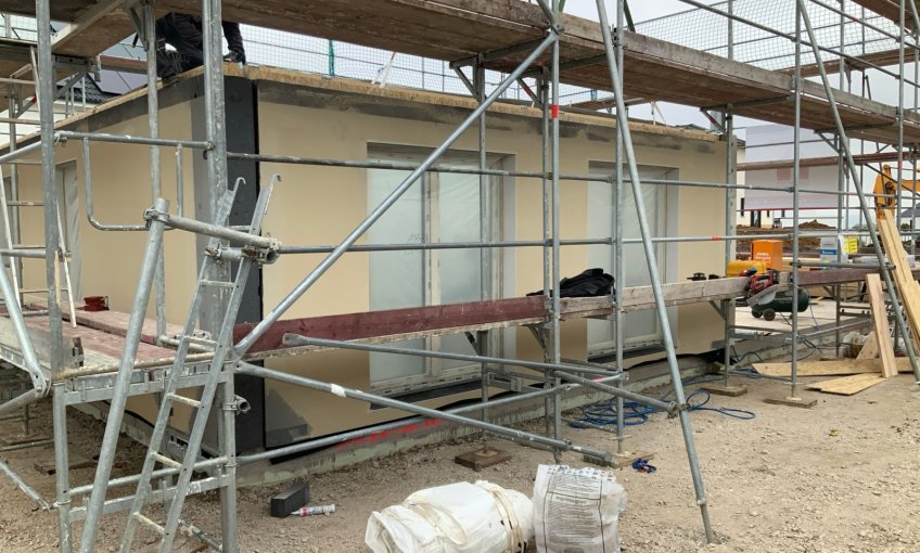 Das erste Erdgeschoss vom Doppelhaus steht.