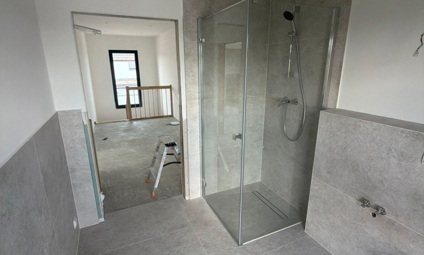 Das Badezimmer wurde gefliest und die Dusche eingebaut.