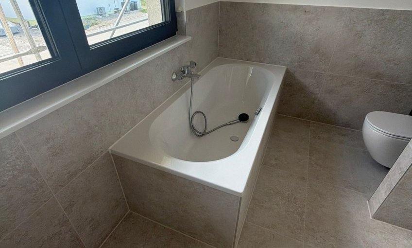 Im Badezimmer haben die Badewanne und das WC ihren Platz gefunden.