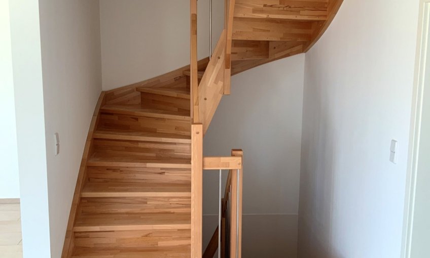 Das Haus hat sich entwickelt. Eine tolle moderne Treppe wurde montiert.