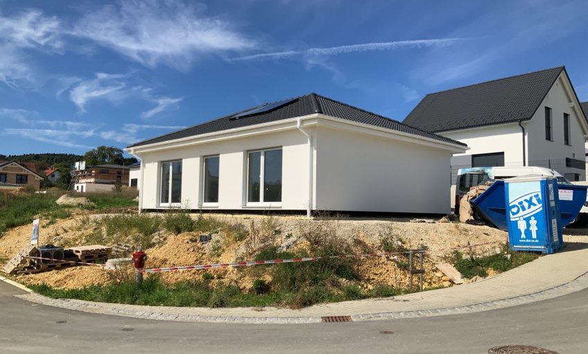Hausübergabe in Mauenheim: Die glücklichen Bauherren können jetzt in ihr neues Zuhause einziehen.