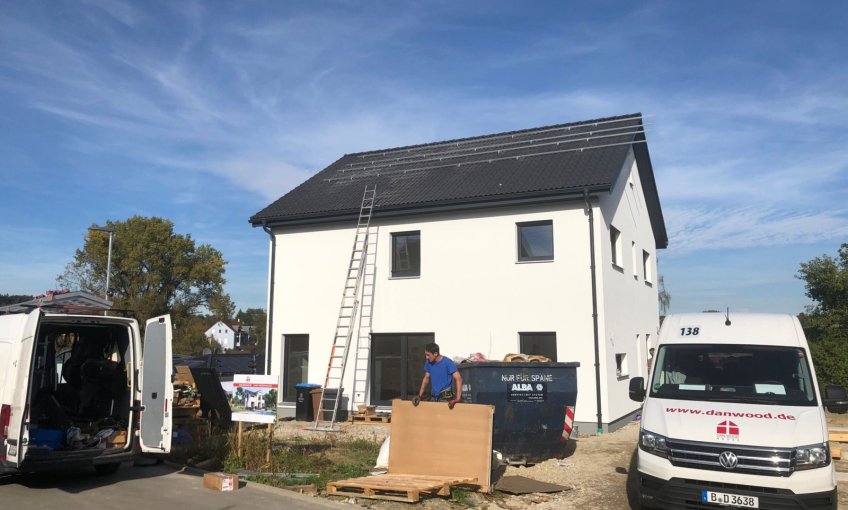 Der Innenausbau ist fast fertig, auf dem Dach der Bauherren wird noch die PV-Anlagen montiert.