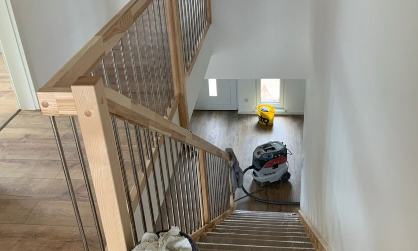 Die massive Holztreppe wurde eingebaut.