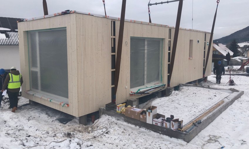 In kurzer Zeit wurde das Haus abgeladen und steht jetzt an seinen Platz.