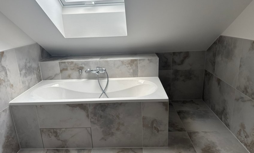 Die Arbeiten im Badezimmer schreiten voran.