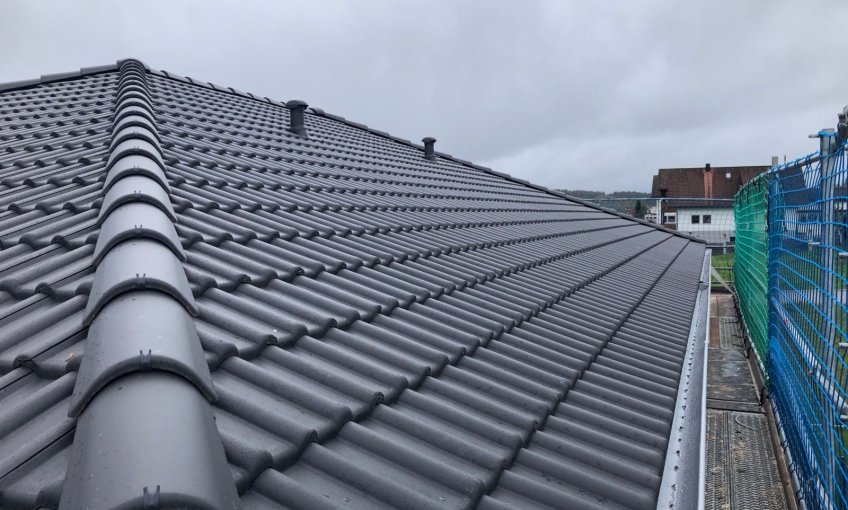 Die Dachdecker haben die Dachpfannen verlegt.