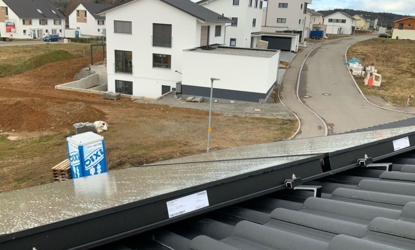 Auf dem Dach der Bauherren wurden die PV-Anlagen montiert.