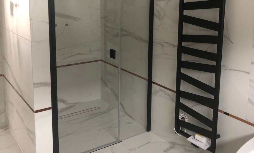 Eine moderne elektrische Heizung, zum Beispiel zum Handtücher trocknen, wurde installiert.