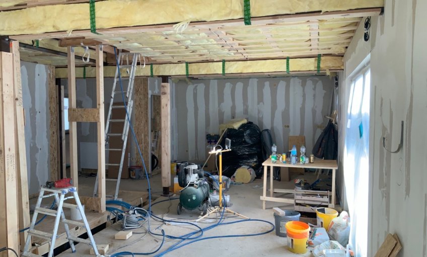 Der Innenausbau läuft bereits auf Hochtouren! Die Trockenbauwände sind errichtet, die Dachdämmung ist eingebaut. 