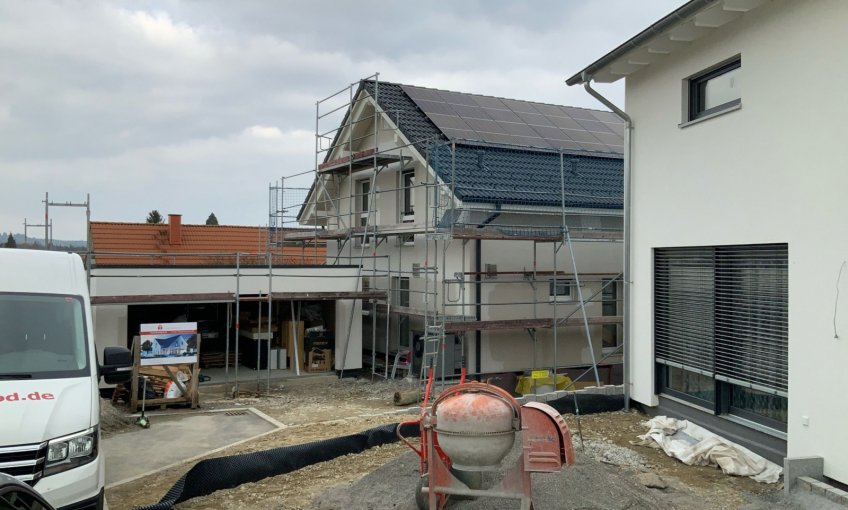 Die PV – Anlage wurde auf dem Dach montiert und die Doppelgarage wurde gestellt.