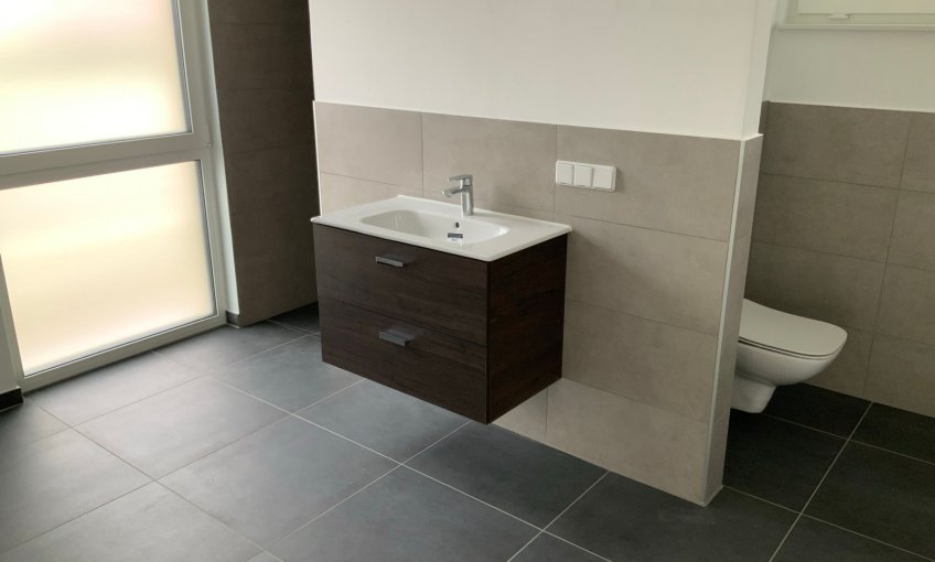 Im Badezimmer und in der Gästetoilette wurden die Sanitärobjekte, wie Toilette und Waschbecken montiert.