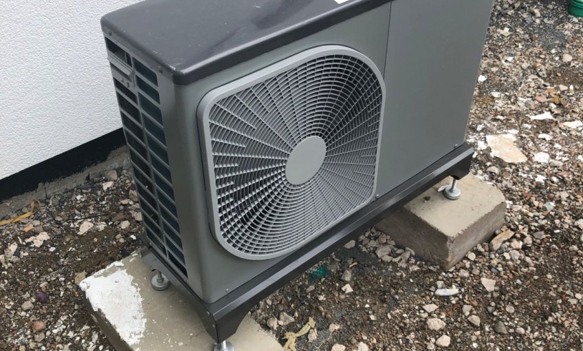 In der Zwischenzeit wurde auch die Außeneinheit der Wärmepumpe aufgestellt.