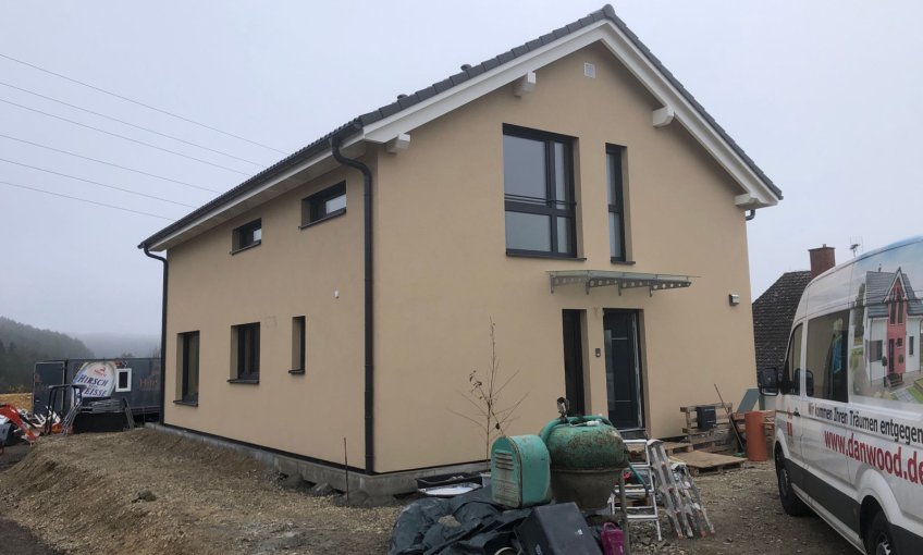 Das Haus ist fertig, jetzt kann die Fam. R. einziehen.