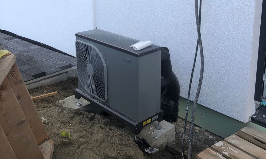 Auch die Luft-Wasser-Wärmepumpe von Stiebel Eltron wurde außen montiert.