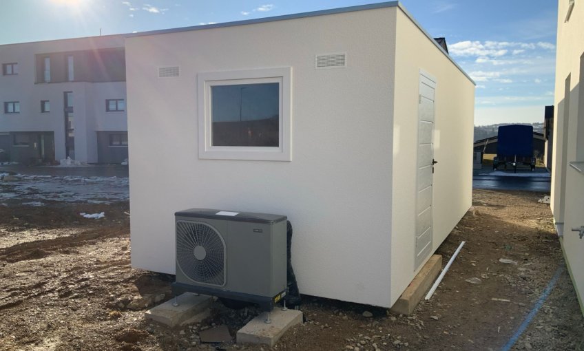 In der Zwischenzeit wurden auch die Garage und die Außeneinheit der Wärmepumpe aufgestellt.