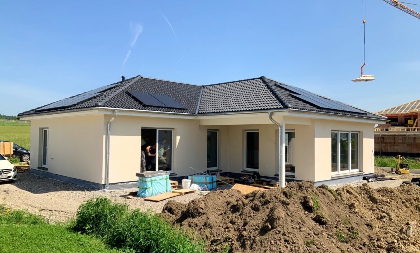 Hausübergabe in Volkertshausen: Die glücklichen Bauherren ziehen in ihr neues Zuhause ein. Das Team wünscht der Familie alles Gute und glückliche Stunden im neuen Haus.