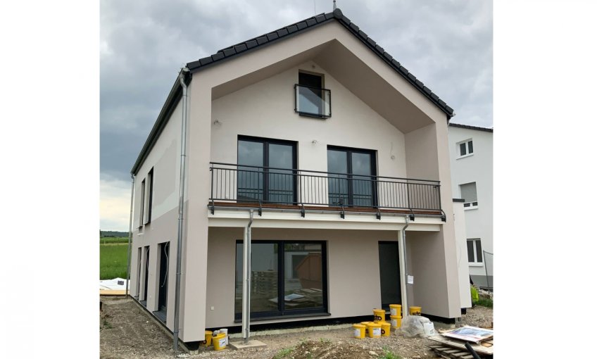 Das Gerüst wurde abgebaut und das Haus strahlt bei bestem Wetter!