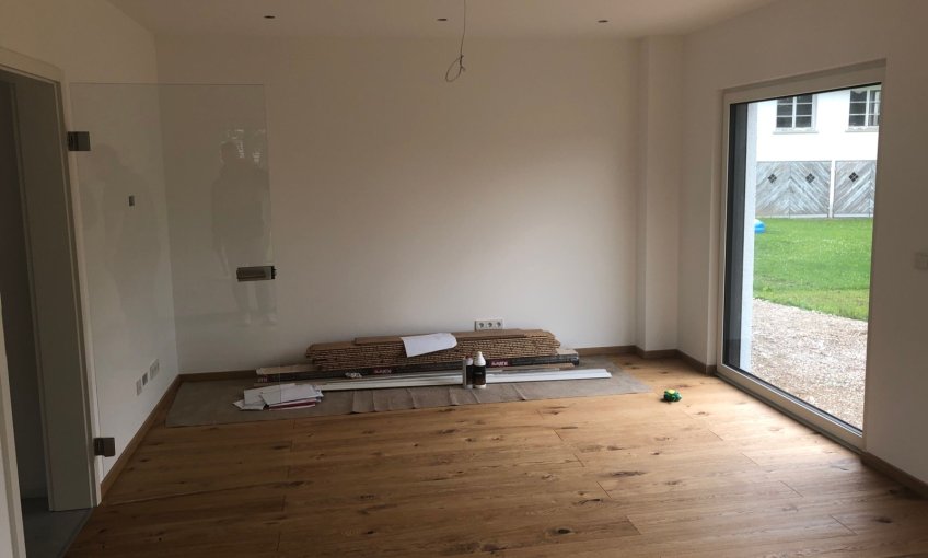 Die Böden im Wohn- und Essbereich wurden fertiggestellt und eine tolle Glastür wurde eingebaut.