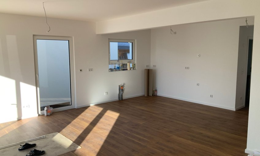 Der Innenausbau läuft auf Hochtouren. Die Elektriker, Mahler, Fußbodenleger waren fleißig.