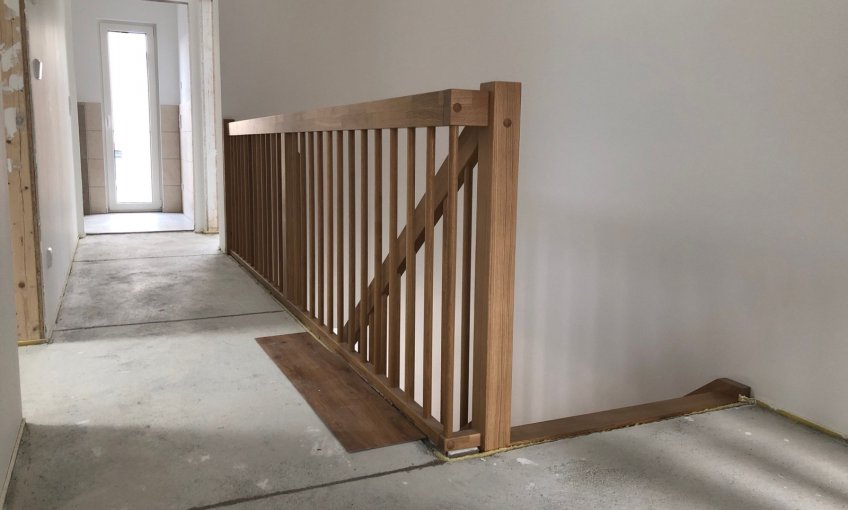 Die Treppe und das Geländer wurden eingebaut.