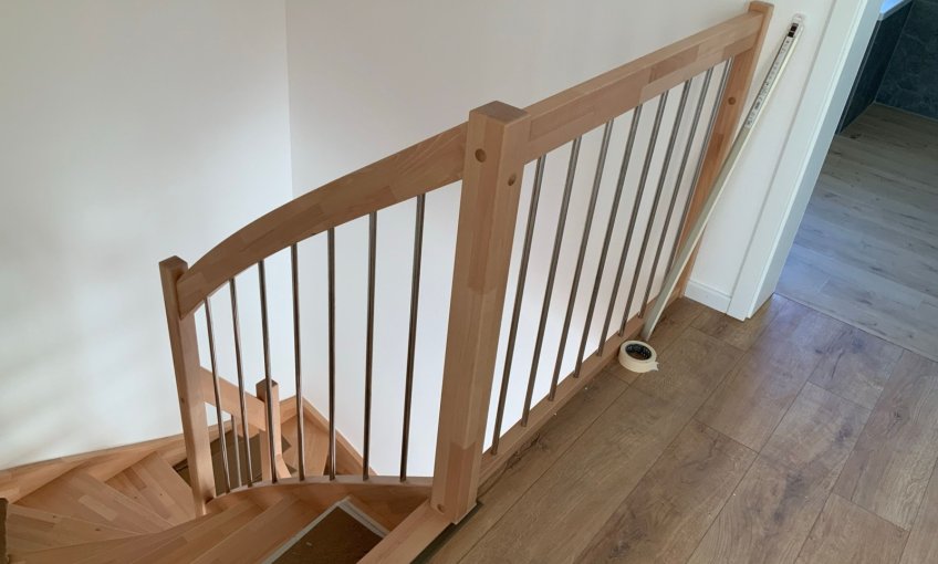 Die massive Holztreppe wurde montiert.