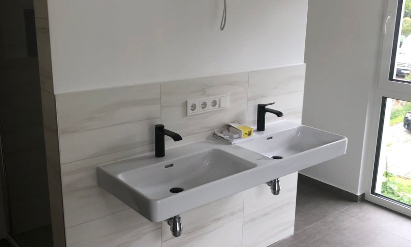 Zwei schöne große Waschbecken wurden montiert.