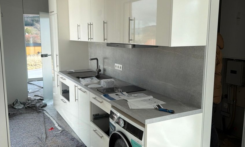 Die Küchenzeile wurde eingebaut.