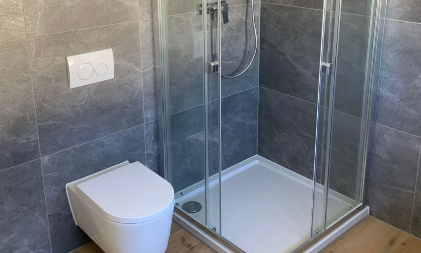 Die Sanitärobjekte und Armaturen im Gäste-WC wurden montiert.