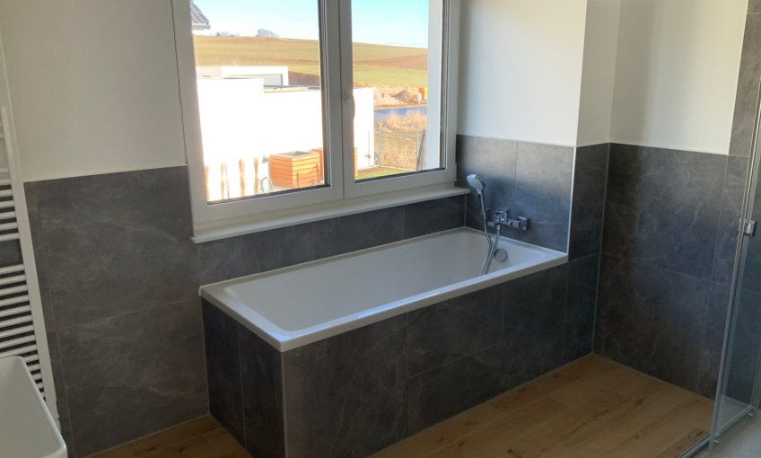 Im Badezimmer wurde die Badewanne eingebaut.