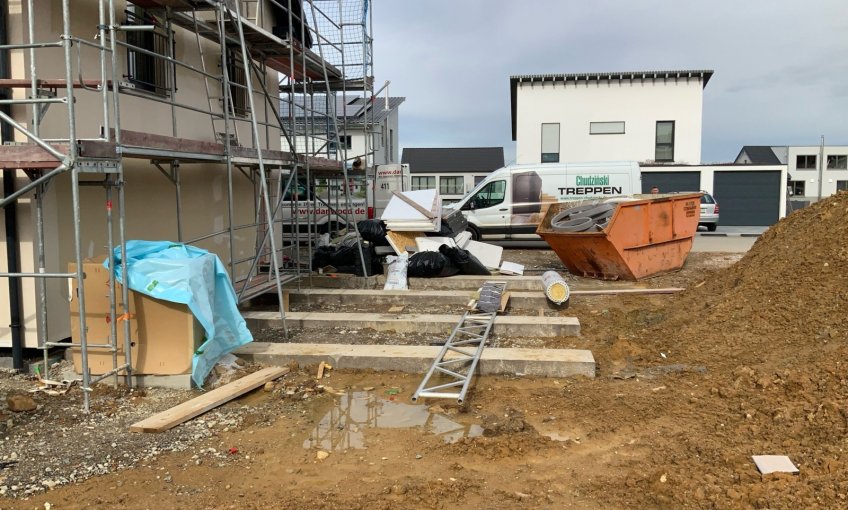 Das Streifenfundament wurde verlegt, jetzt kann die Garage kommen. 