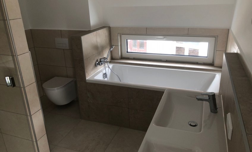 Auch im Badezimmer wurden die Fliesen verlegt, die Sanitärobjekte montiert und die Armaturen angebracht.