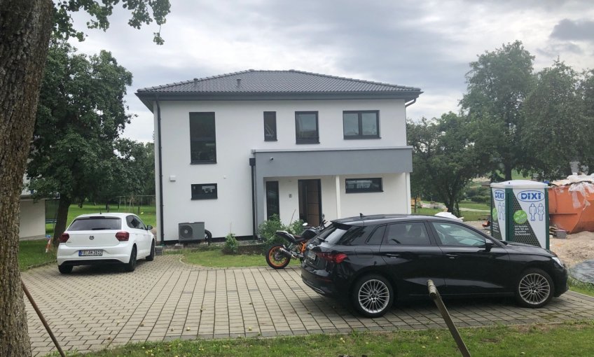 Das Haus präsentiert sich verputzt und ohne Gerüste - und strahlt wie aus dem Ei gepellt.