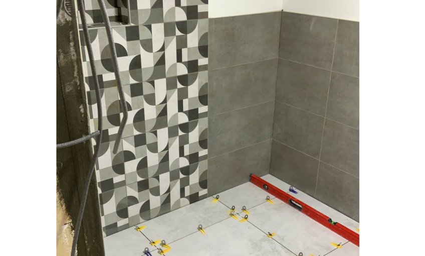 Auch im Gäste-WC, ist der Fliesenleger fast fertig.