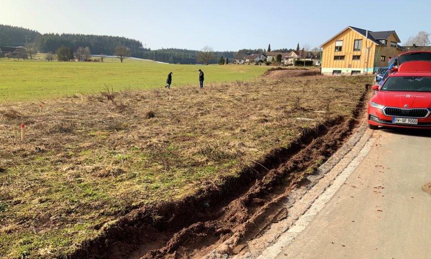 Ein tolles Familienhaus entsteht auf diesem schönen Grundstück.