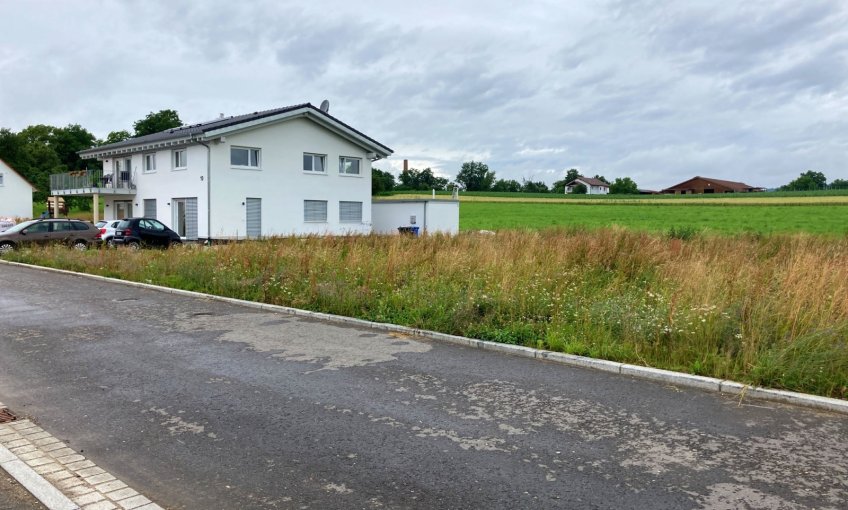 Auf diesem Grundstück wird das neue DanWood-Haus von Familie B. entstehen. Zunächst wird die Firma Glatthaar nach den Tiefbauarbeiten den Keller stellen.