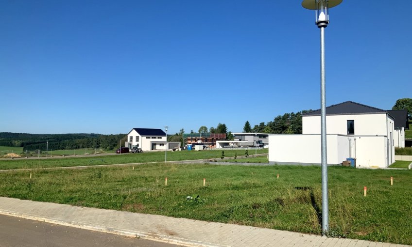 Zur Vorbereitung gehört die Grundstücksbegehung durch den Bauleiter. Des Weiteren wird das Haus eingemessen, bevor die Erdarbeiten beginnen können.