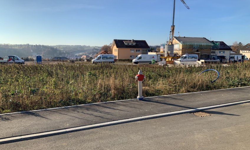 Hier im Neubaugebiet in Bräunlingen wird das neue DanWood-Haus von Familie K. entstehen. Der Bauleiter von DanWood-Haus hat sich heute ein Bild vom Grundstück und der Umgebung verschafft.