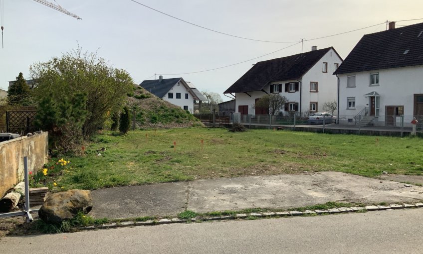 Auf diesem Grundstück in Ehingen wird das neue Eigenheim von Familie H. entstehen. Die Bauherren haben sich für das DanWood Haus „Point 109.1“ entschieden.