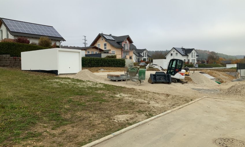 Das Grundstück ist fertig vorbereitet und die Garage wurde schon gestellt. Jetzt kann die Bodenplatte erstellt werden.