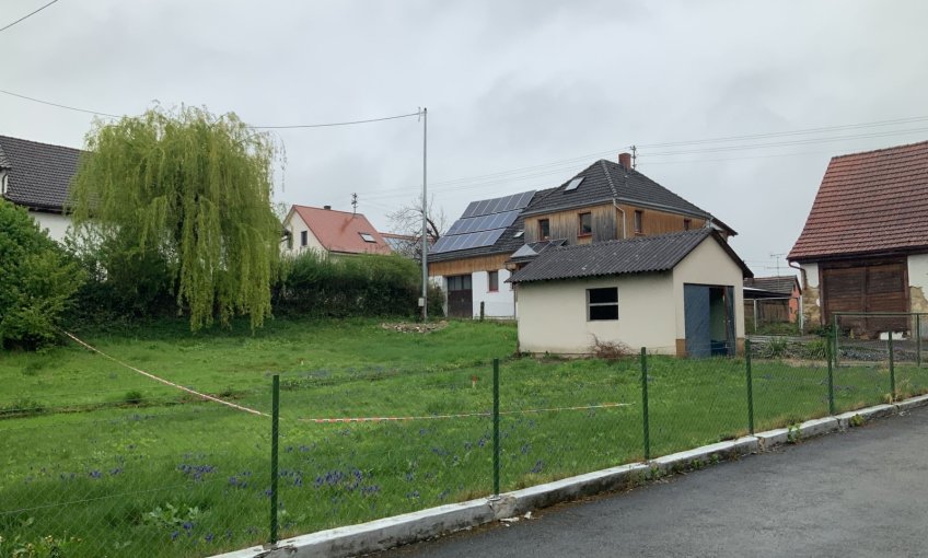 Heute hat sich der Bauleiter schon mal einen Überblick über das Grundstück, auf dem Familie M. ihr neues Eigenheim errichten wird, verschafft.