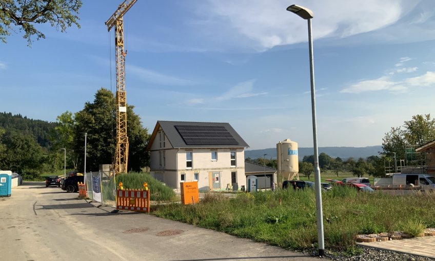 Herzlich willkommen auf dem Baugrundstück der Familie N. Hier entsteht schon bald ein individuell geplantes Doppelhaus.