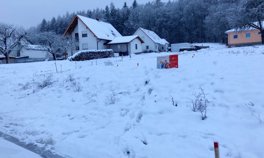 Auf diesem schönen verschneiten Grundstück soll einmal das Traumhaus der Familie L. stehen.