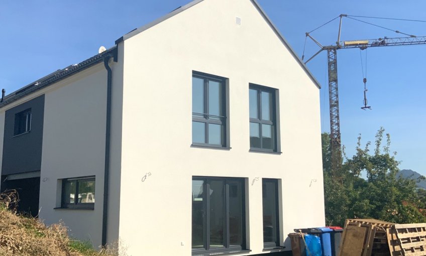 Nun ist das Gerüst komplett abgebaut, sodass man freie Sicht auf das neue DanWood-Haus hat.